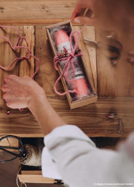 Geschenkkarton offen für Heilkräuterkerze